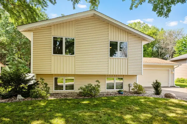 717 Dresden DR, Chaska, MN 55318