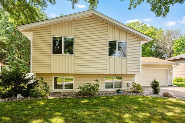 717 Dresden DR, Chaska, MN 55318