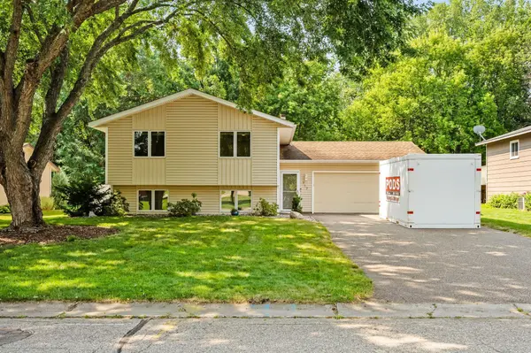 717 Dresden DR, Chaska, MN 55318