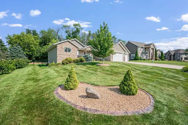 105 Hidden Oaks CIR, Mankato, MN 56001