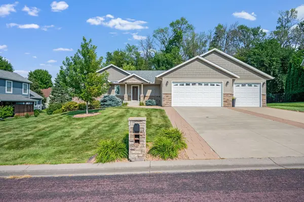 105 Hidden Oaks CIR, Mankato, MN 56001