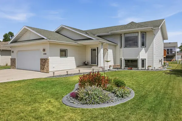 1206 18th ST N, Moorhead, MN 56560