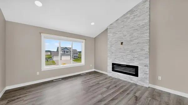 886 Portsmith DR NW, Rochester, MN 55901