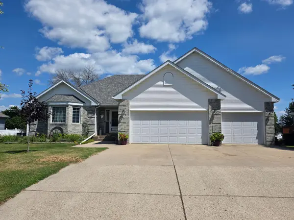 109 Anglewood DR, Kenyon, MN 55946