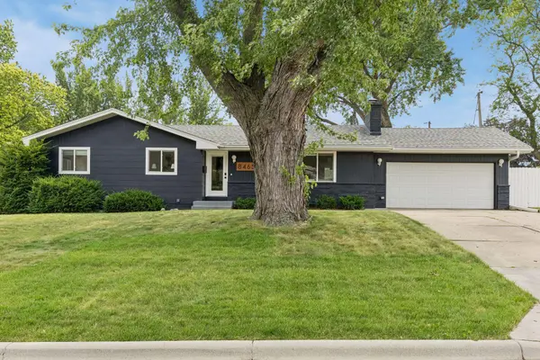8465 Winnetka Heights DR, Golden Valley, MN 55427