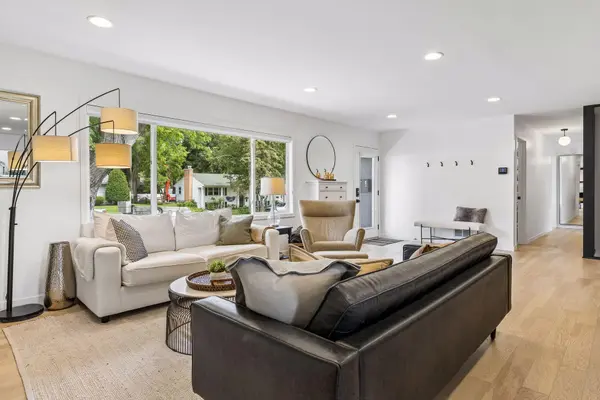 8465 Winnetka Heights DR, Golden Valley, MN 55427