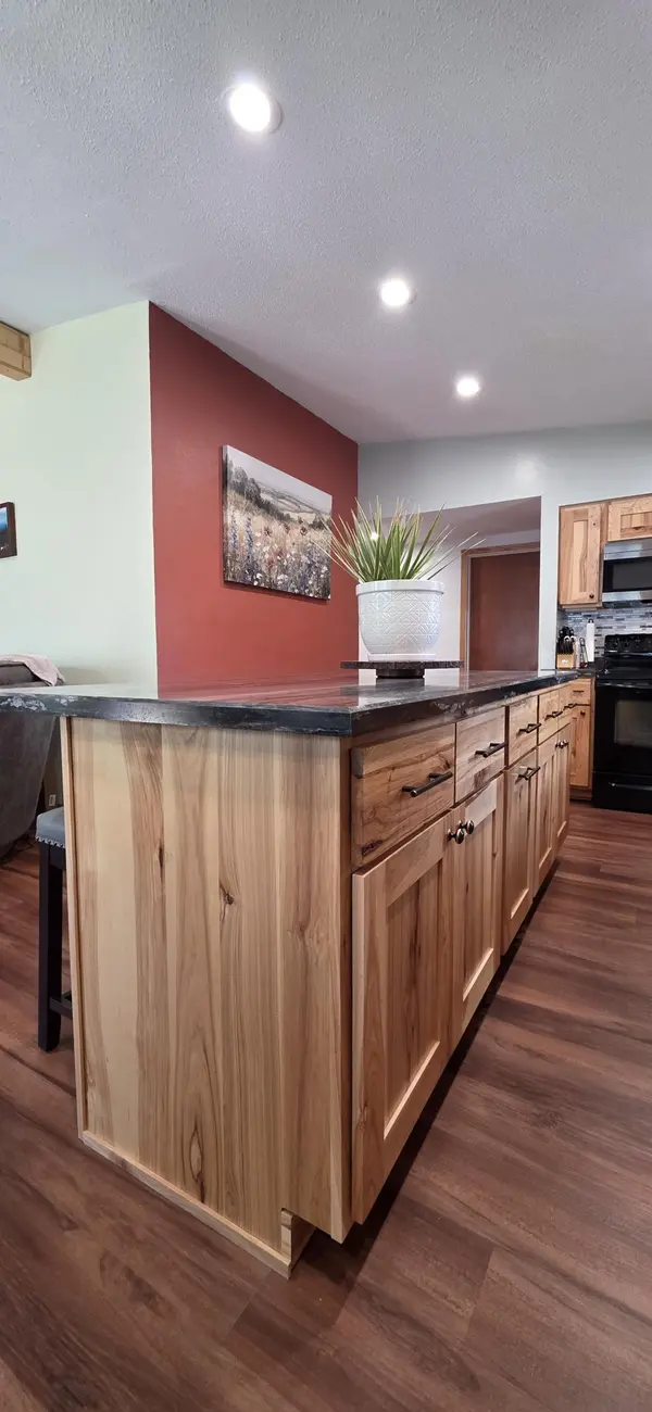 640 9th AVE SW, Valley City, ND 58072