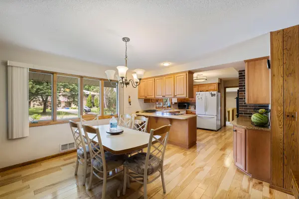 2305 S Skyline DR S, Burnsville, MN 55337