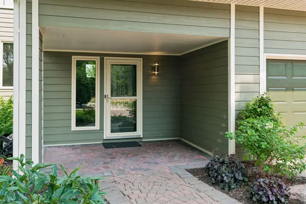 10631 Niblick LN, Eden Prairie, MN 55347