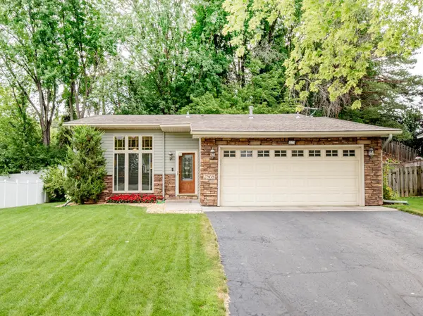 2565 Cochrane DR, Woodbury, MN 55125
