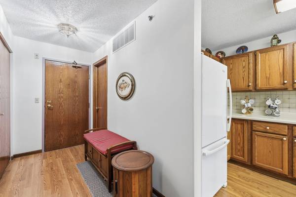 32 11th AVE S #202, Hopkins, MN 55343