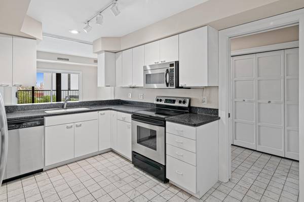 1235 Yale PL #808, Minneapolis, MN 55403