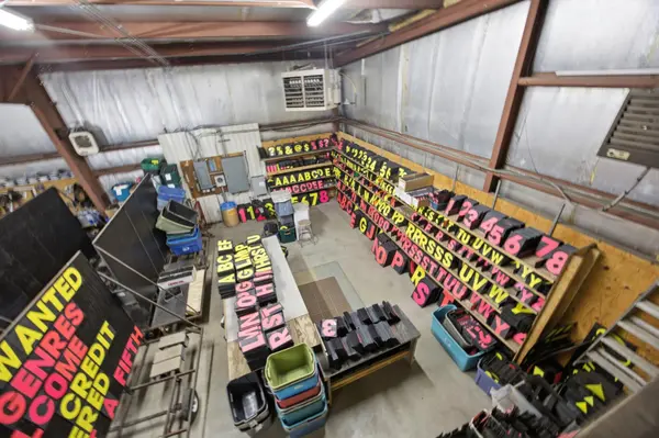 123 Sign Ave, Fargo, ND 58102