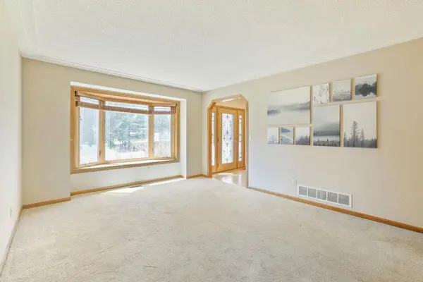 2477 Windsor LN, Woodbury, MN 55125