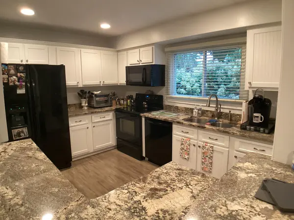 3245 Pilgrim LN N, Plymouth, MN 55441
