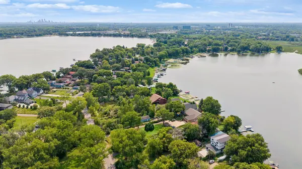 225 Peninsula RD, Medicine Lake, MN 55441