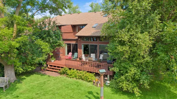 225 Peninsula RD, Medicine Lake, MN 55441