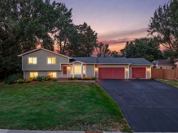 1555 Lamotte CIR, Lino Lakes, MN 55038