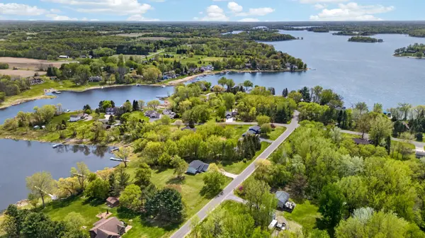33067 Nueman TRL, Lindstrom, MN 55045