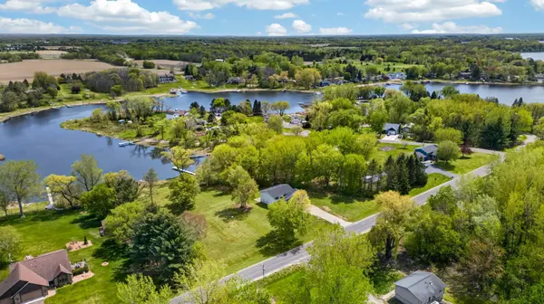 33067 Nueman TRL, Lindstrom, MN 55045
