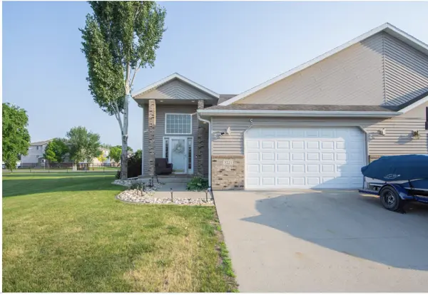 3221 11th AVE S, Moorhead, MN 56560