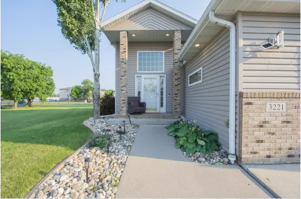 3221 11th AVE S, Moorhead, MN 56560