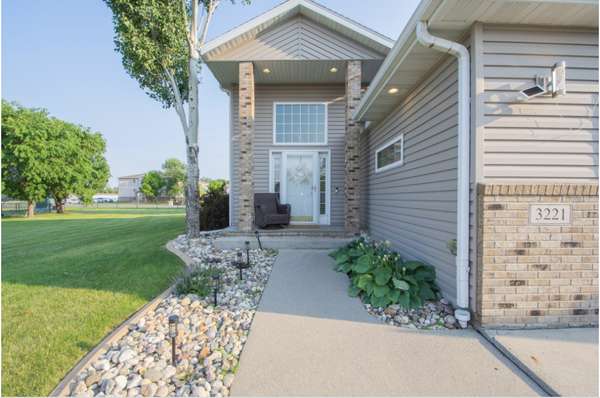 3221 11th AVE S, Moorhead, MN 56560