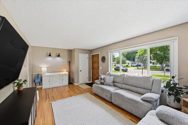 185 Garden View DR, Apple Valley, MN 55124