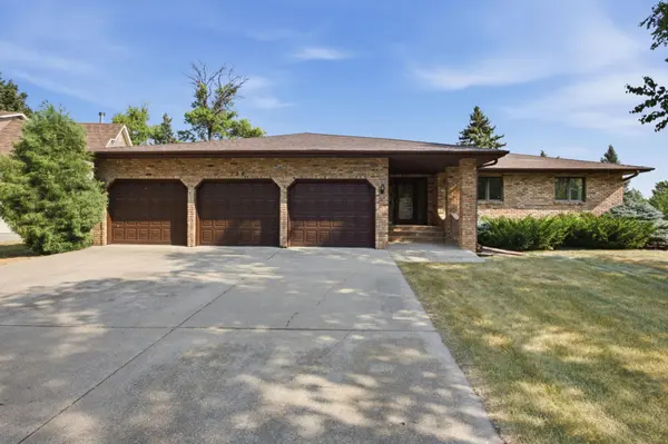120 Prairiewood DR S, Fargo, ND 58103