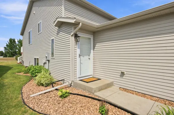 4325 39th AVE S, Fargo, ND 58104