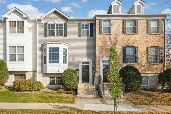 15729 Porchlight LN, Eden Prairie, MN 55347
