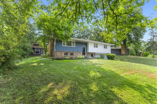 5375 Matterhorn DR NE, Fridley, MN 55421