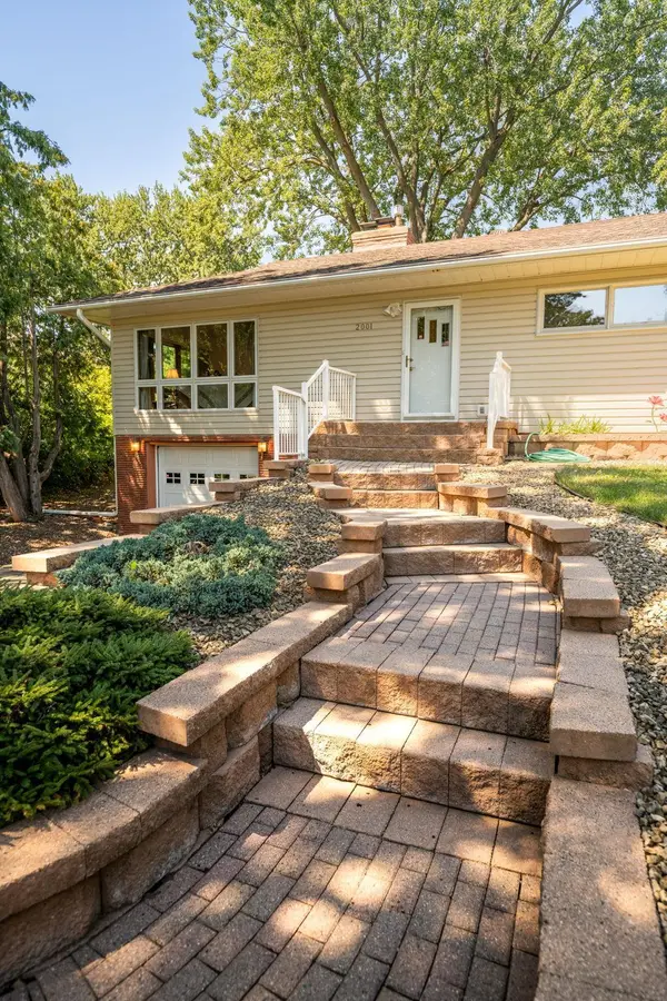2001 Herschel ST, Roseville, MN 55113