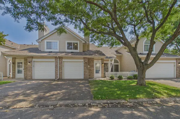 1744 Maple CT, Falcon Heights, MN 55113