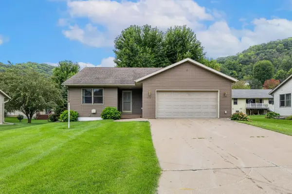 909 Jonathan LN, La Crescent, MN 55947