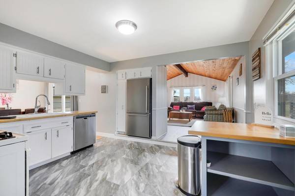 2018 Shale LN, Eagan, MN 55122