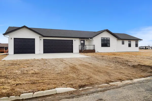 208 4th st NW, Gwinner, ND 58040