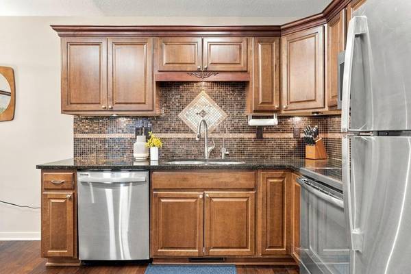970 Pontiac LN, Chanhassen, MN 55317