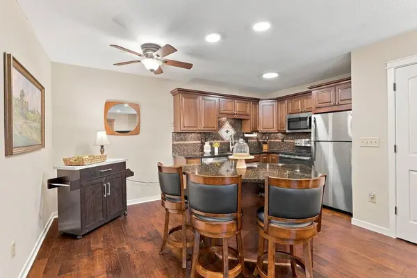 970 Pontiac LN, Chanhassen, MN 55317