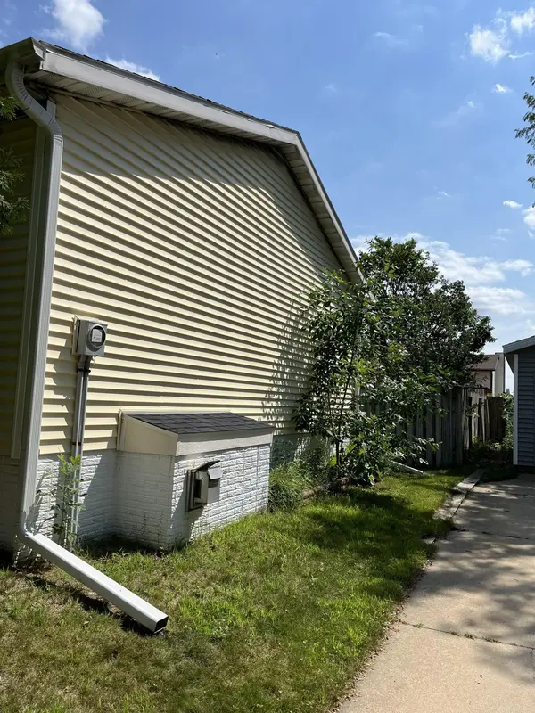2220 49th ST NW, Rochester, MN 55901