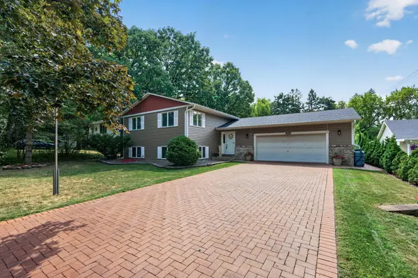 2048 17th AVE E, North Saint Paul, MN 55109