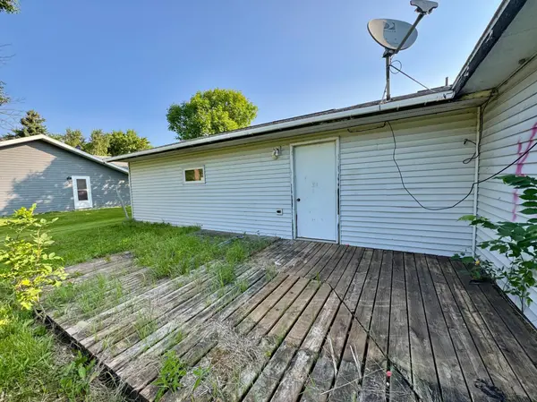 233 Oak RD, Warroad, MN 56763