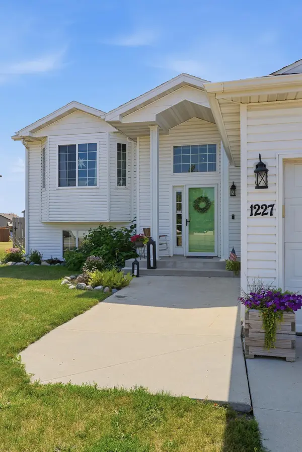 1227 38th AVE S, Moorhead, MN 56560