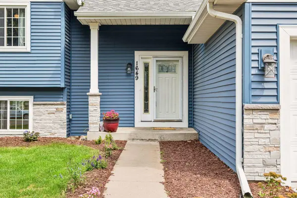 1649 Regatta DR, Woodbury, MN 55125