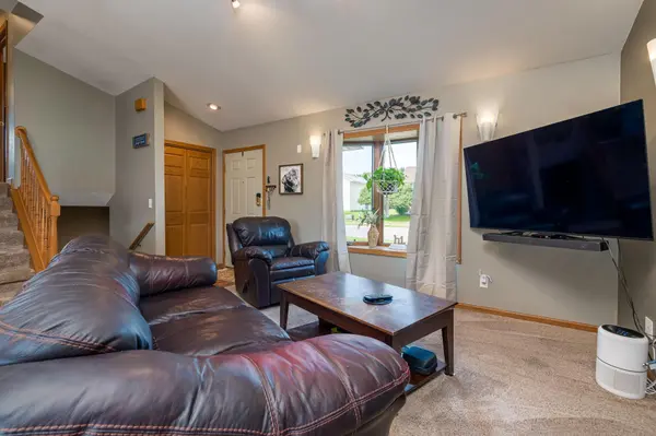 1114 Engesser LN, Saint Peter, MN 56082