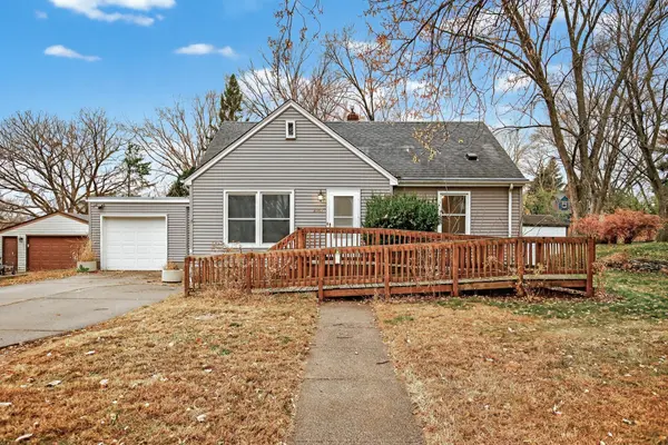 2057 Giesmann ST, Roseville, MN 55113