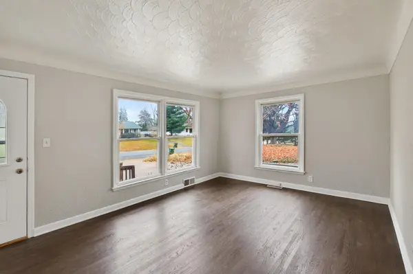 2057 Giesmann ST, Roseville, MN 55113