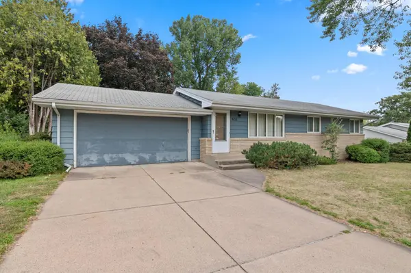405 Terrace DR, Roseville, MN 55113