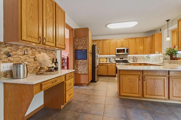 2437 Matterhorn DR E, Maplewood, MN 55119