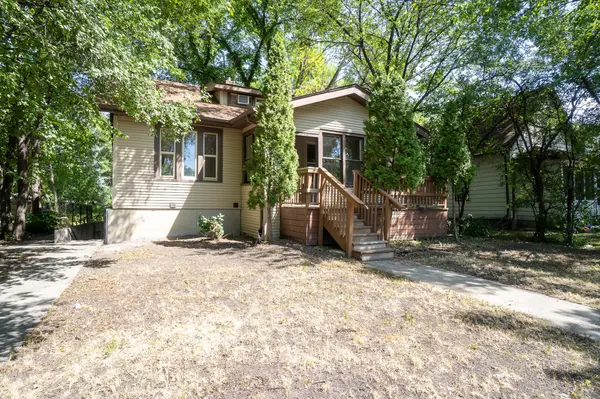 915 College ST N, Fargo, ND 58102